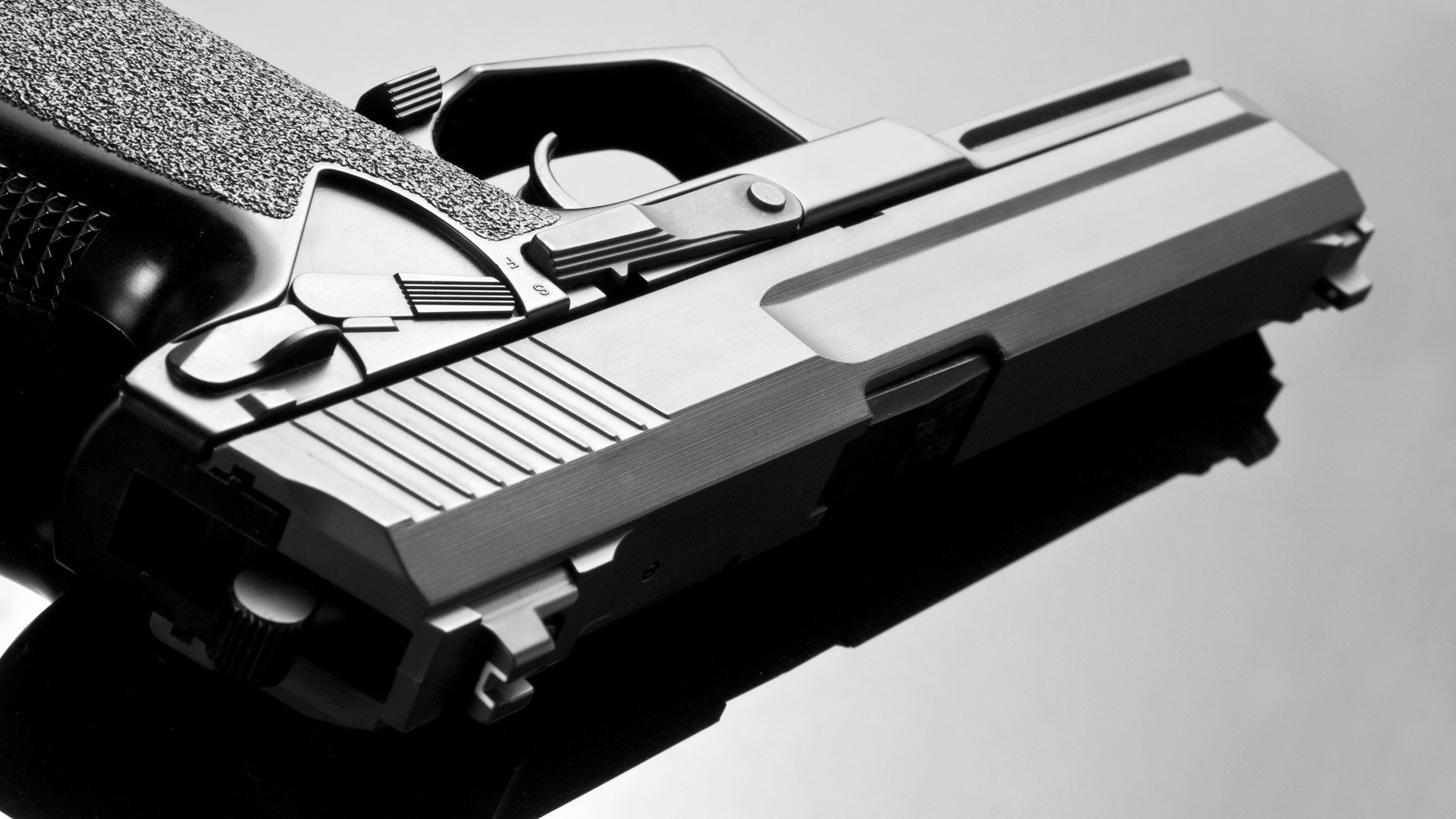 赫罗纳紧密配合拉扯防线完成突破，赫罗纳队徽