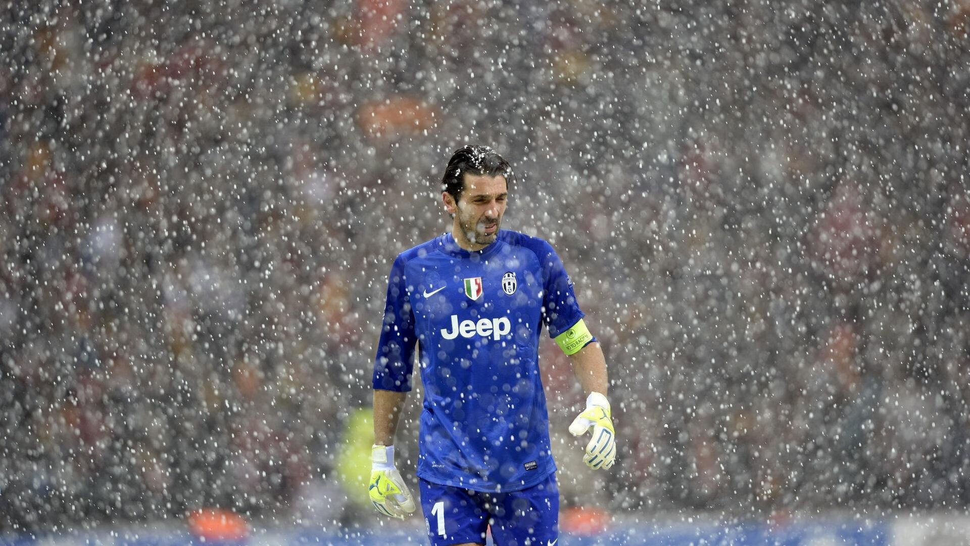 爱游戏体育在线赛事-现场氛围：球迷歌声雷动，场内热情高涨！，足球场球迷唱的歌